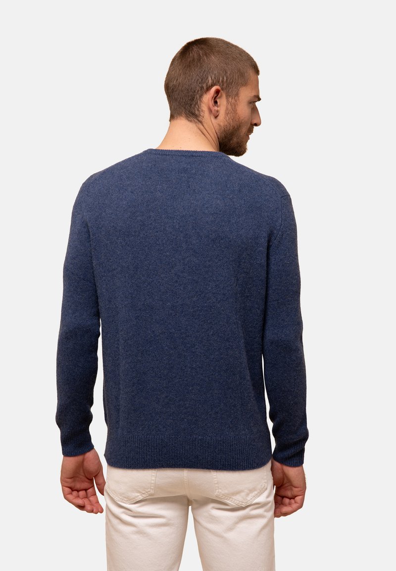 Marineblauer Wollpullover mit langen Ärmeln, Rundhalsausschnitt und gerippten Bündchen und Saum. weiche Textur mit glatter Oberfläche.