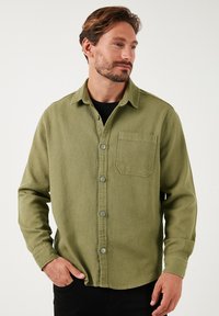REGULAR FIT - Košeľa - khaki