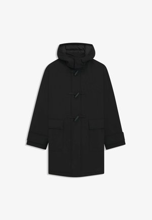Abrigo negro con capucha y cierres de botón, con dos bolsillos frontales con solapa y mangas largas, exhibido sobre un fondo blanco.