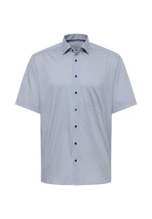 Herre kortærmet skjorte med små blå prikker, krave med vid åbning og mørke knapper på lys baggrund.