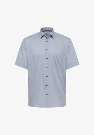 Herrenhemd mit kurzen Ärmeln und Knopfleiste, mit kleinem blau getupftem Muster, Kentkragen und dunklen Knöpfen auf hellem Hintergrund.