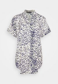 Camisa de manga curta em tecido leve com base branca, apresentando um padrão de leopardo azul e verde, frente com botões e gola notched.