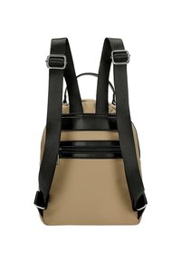 Sac à dos beige avec des bretelles noires, comportant plusieurs poches zippées et une finition lisse. Bretelles ajustables et une poignée supérieure pour un transport facile.