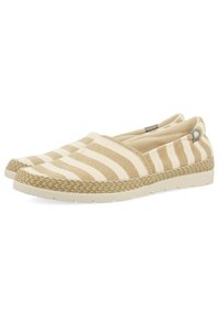 Zapatos slip-on de rayas beige y crema con una textura tejida, una mediasuela similar al yute y una suela de goma, que cuentan con un detalle de costura a lo largo de los bordes.
