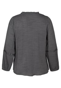 Blouse gris foncé à manches longues avec une légère texture, col volanté et poignets froncés, vue de dos.