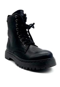 Černý kožený kotník s kulatou špičkou, šněrováním v přední části, kovovými očky a masivní, texturovanou podrážkou pro lepší trakci.