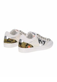 Sneakers bianchi con accenti argentati, pannello mimetico e borchie decorative lungo i lacci. Punta arrotondata e suola in gomma.