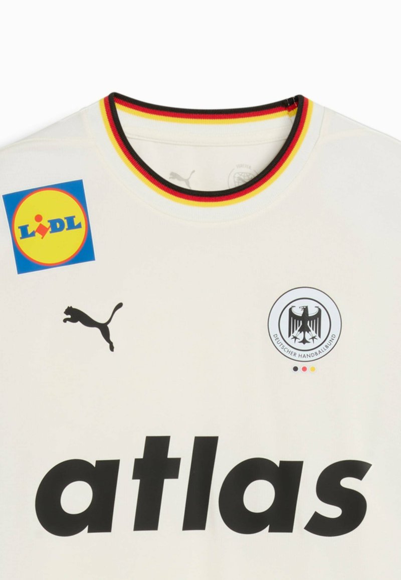 Camiseta deportiva blanca con el logo negro de "Puma", un colorido cuello que incluye rojo, negro y amarillo, y una gran insignia de "LIDL" en el frente.