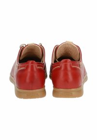 Scarpe in pelle rossa con forma arrotondata, accenti beige e suola flessibile color tabacco. Fodera interna morbida e dettagli del tallone con il marchio.
