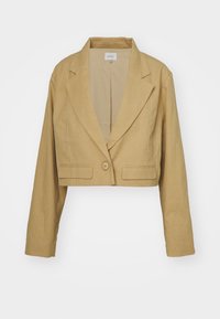 Veste courte en lin beige clair avec un col à revers, fermeture à un bouton et couture blanche soulignant les poches avant.