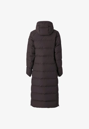 Cappotto imbottito lungo di colore marrone scuro con cappuccio, caratterizzato da pannelli trapuntati e una silhouette dritta. Maniche leggermente svasate e lunghezza a metà polpaccio.