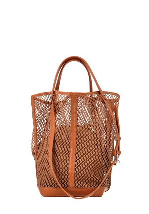Brązowa torba typu tote z siatki ze skóry z solidną wewnętrzną kieszenią i regulowanym paskiem na ramię na białym tle.