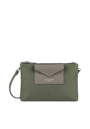 Petit sac bandoulière vert olive avec une poche frontale à rabat et une fermeture éclair argentée, avec une fine bandoulière et le logo "Lancaster Paris".