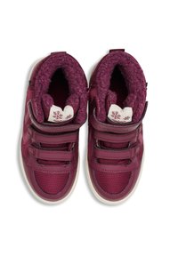 Baskets montantes bordeaux avec un tissu texturé, doublure en fausse fourrure et trois bandes Velcro. Présente une étiquette en forme de cœur blanche avec un design de flocon de neige.