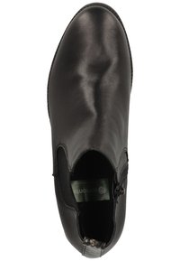 Černé kožené kotníkové boty s elegantním designem, elastickými bočními panely, texturovaným akcentem na podpatku a kulatou špičkou. Viditelná vnitřní etiketa.