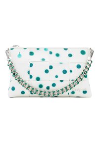 Clutch bianco con pois turchesi, caratterizzato da una texture intrecciata e una tracolla in argento. Logo "Desigual" in rilievo sul lato.