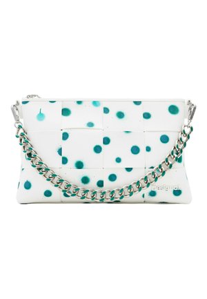 Clutch bianco con pois turchesi, caratterizzato da una texture intrecciata e una tracolla in argento. Logo "Desigual" in rilievo sul lato.