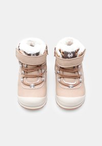 Botas de invierno marrones con forro de piel, detalles metálicos y cordones en contraste. Diseño de punta redonda, material impermeable y suela flexible.