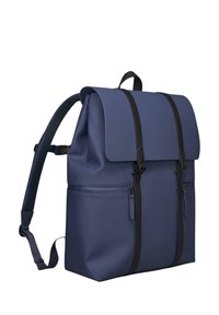 Navyn blå vattentät ryggsäck med vikbar överdel, svarta läderremmar, två dragkedjor och en strukturerad baksida. Ren, minimal design.