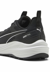 Puma Trail-Laufschuhe, schwarzes Mesh- und synthetisches Obermaterial, weiße Zwischensohle, strukturierte Außensohle, reflektierende Akzente, Logo an der Ferse.