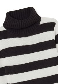 Schwarz-weißer gestreifter Rollkragenpullover mit geripptem Kragen. Der Stoff ist texturiert und verfügt über breite horizontale Streifen sowie eine weiche Strickkonstruktion.