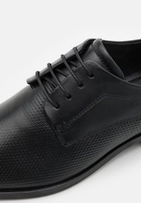 Pier One LEATHER  - Sapatos de atacadores - black