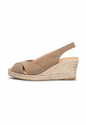 Sandalia cuña de ante beige con tiras cruzadas, punta abierta, tira trasera y suela de plataforma de cuerda trenzada.