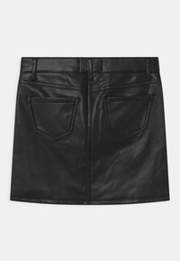 Schwarzer Leder-Minirock mit glatter Textur, der zwei aufgesetzte Gesäßtaschen und sichtbare Nähte aufweist. Reißverschlussverschluss hinten in der Mitte.