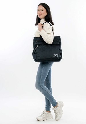 Borsa tote nera con due cerniere frontali, tasche laterali e logo. Realizzata in materiale strutturato. Cinghie regolabili per diverse opzioni di trasporto.