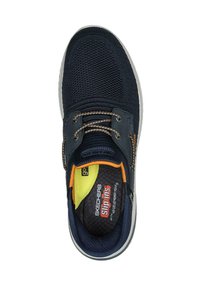 Marine mesh instap schoenen met een gestructureerde bovenkant, oranje en gele accenten, en een gevoerde binnenzool. Voorzien van veters en een witte rubberen zool.
