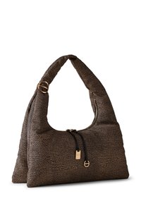 Bolso de tela marrón con textura, de silueta redondeada, cierre superior con cremallera y asa acolchada con detalles en tono dorado.