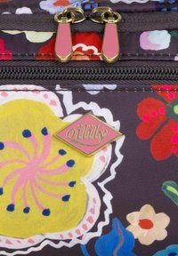 Tessuto a fantasia floreale in varie tonalità di grigio, giallo, rosa e rosso con dettagli in oro e un badge con il logo "oilily". Cerniera con tiranti decorativi.
