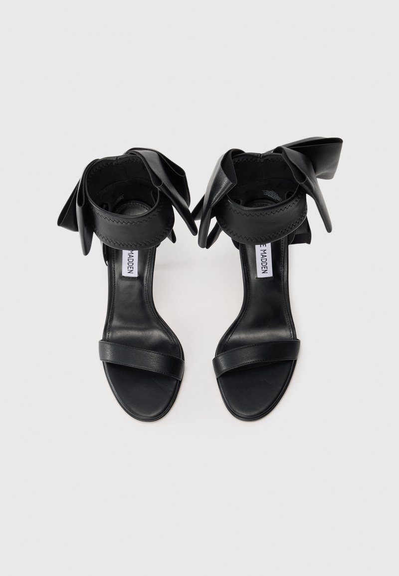 Steve Madden Sandalo Con Tacco Kassiani Donna, Pelle Nera, Punta Aperta Quadrata, Tacco 13,3 Cm, Taglia 39 EU