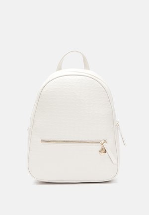 Mały biały plecak z tłoczonym wzorem, przednia kieszeń na suwak z złotym suwakiem oraz górny uchwyt do przenoszenia na jednolitym tle.
