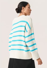 Chunky Strickpullover in Creme mit breiten türkisfarbenen Streifen. Verfügt über lange Ärmel, einen lockeren Schnitt und strukturierter Stoff.