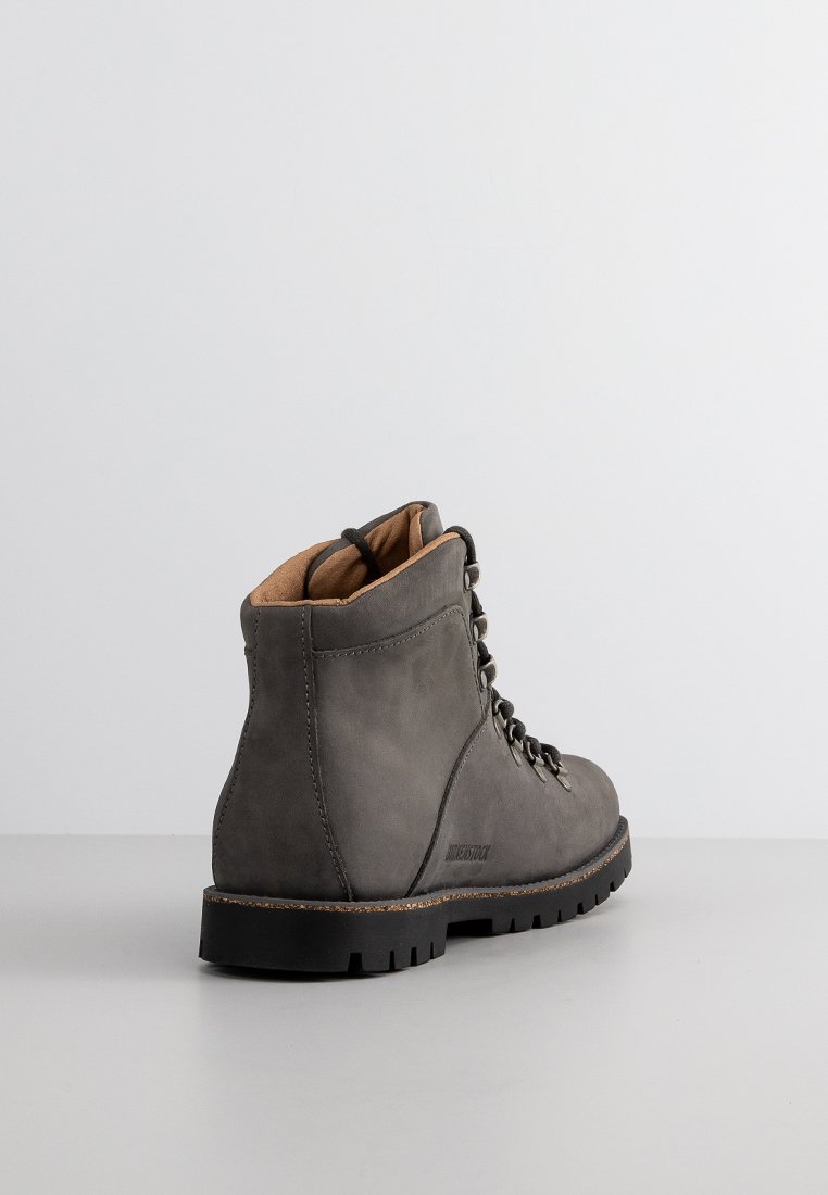 Graue Leder-Ankle-Boots mit strukturiertem Finish, schwarzen Schnürsenkeln, gepolstertem Innenleben und robustem Gummisohle.