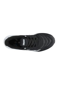 Scarpe sportive nere con tomaia in mesh, pattern testurizzati, lacci neri e suola bianca. Presenta un logo sulla linguetta e un accento laterale.