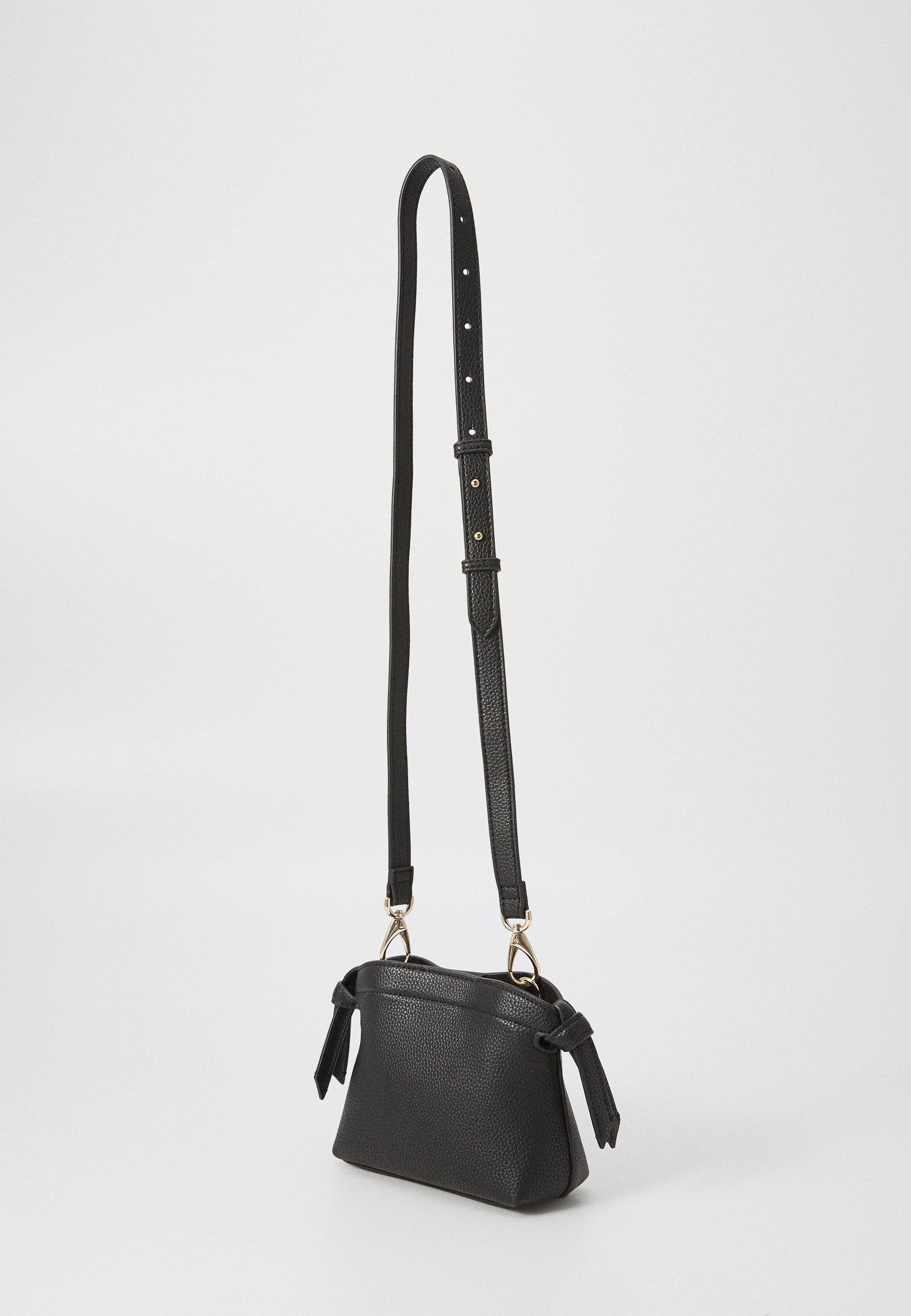 Valentino 黒 レザー ショルダーバッグ Valentino Garavani レザー ショルダーバッグ | ブラック | FARFETCH JP