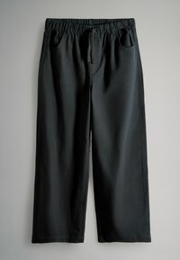 Czarne spodnie o szerokich nogawkach, z elastycznym paskiem w talii, sznurkiem ściągającym oraz dwiema bocznymi kieszeniami. Gładka tekstura i staranne wykończenie odzieży.