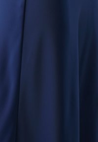 Mörk marinblått tyg med en slät, texturerad yta som visar subtila diagonala mönster. Materialet faller mjukt.