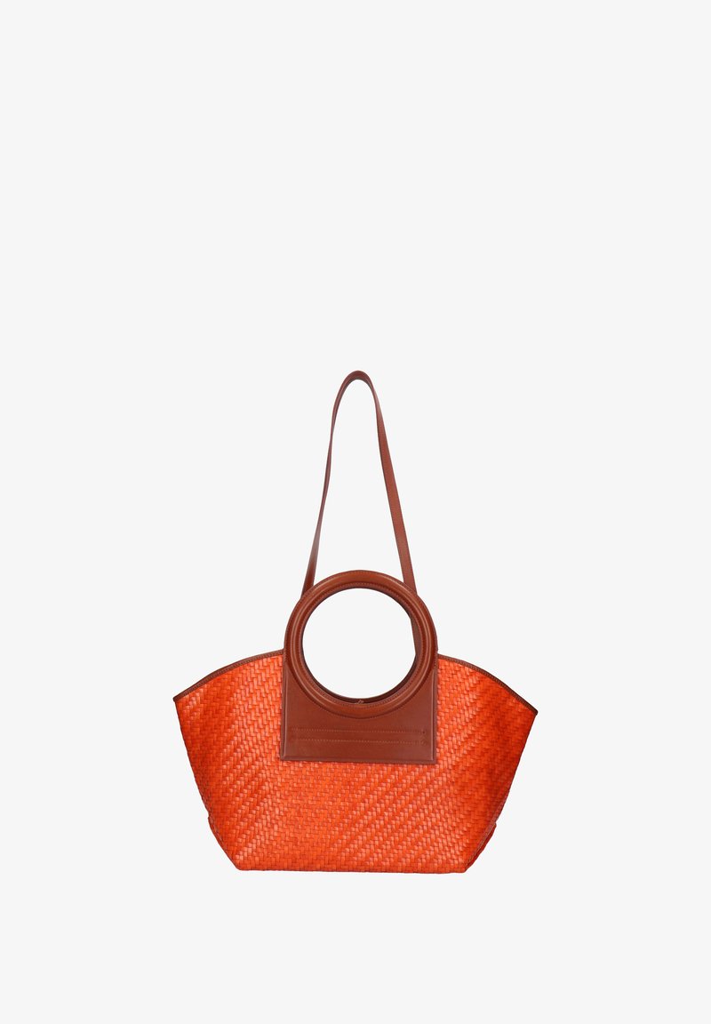 Bolso tote tejido de color naranja con un asa grande y redonda, detalles de cuero marrón y una forma estructurada. Presenta una superficie texturizada y con patrón.
