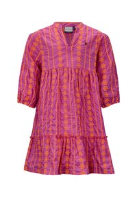 Roze jurk met oranje bloemenborduursel, V-hals, driekwart mouwen, geraffineerde taille en uitlopende ruches aan de zoom. Zachte stofstructuur.