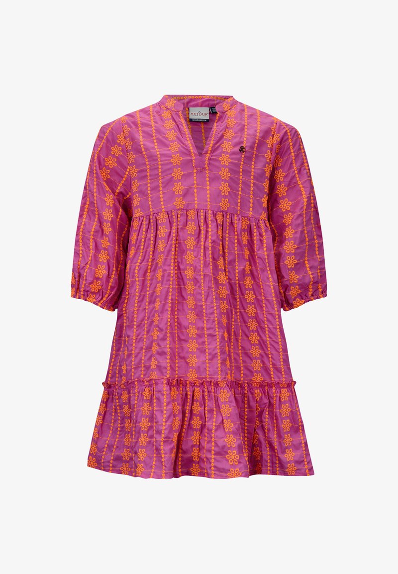 Rosa Kleid mit orangefarbenen Blumenausstichen, V-Ausschnitt, drei Viertelärmel, geraffte Taille und schwingendem Rüschensaum. Weicher Stoff.