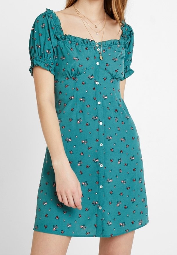 Tyrkysové šaty z měkké látky, s krátkými nařasenými rukávy, čtvercovým výstřihem, květinovým vzorem a knoflíkovým zapínáním na přední straně.