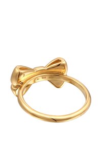 Guldring med en bågdesign, slät yta, rund band och ingraverade detaljer på insidan. Bågen har en polerad finish.