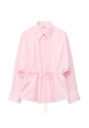 Blouse rose clair à boutons avec col, manches longues et lien à la taille pour un ajustement réglable.