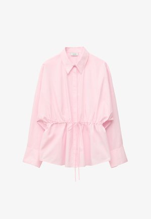 Blouse rose clair à boutons avec col, manches longues et lien à la taille pour un ajustement réglable.