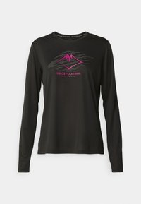 Svart långärmad träningströja i lätt material. Har en rosa logotyp och en bergsgrafik på framsidan. Slät yta.