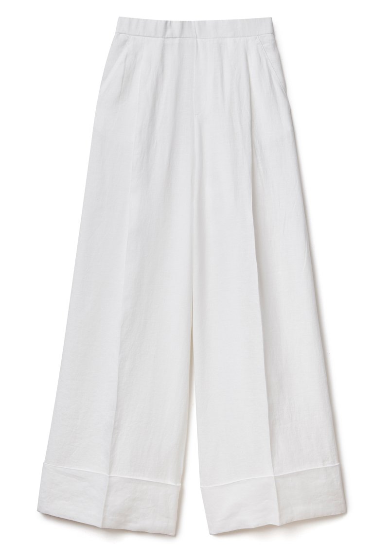 Szerokie białe lniane spodnie z wysokim stanem, kieszeniami bocznymi i mankietami, ułożone płasko na białym tle.