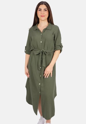 Olivgrünes Hemdblusenkleid mit einem Bindegürtel, aus strukturiertem Stoff gefertigt, mit umgeschlagenen Ärmeln und seitlichen Schlitzen für Bewegungsfreiheit.